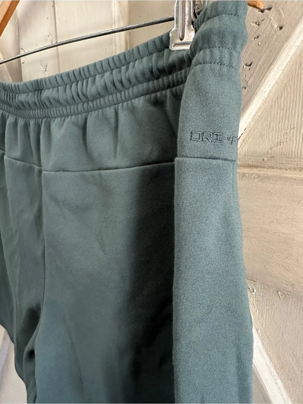Nike Dri-FIT Men’s Athletic Training Shorts Green Drawstring Zip Pockets Size L